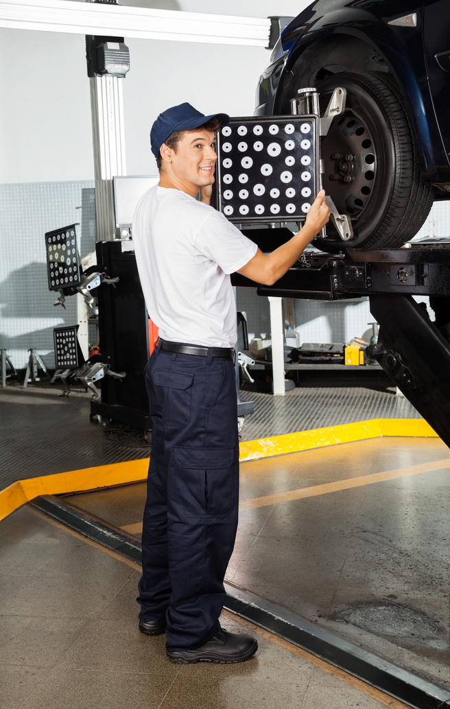 Mechanic Adjusting Wheel Alignment Machine